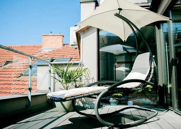 Mi - Old Town Heart-terrace&castle View